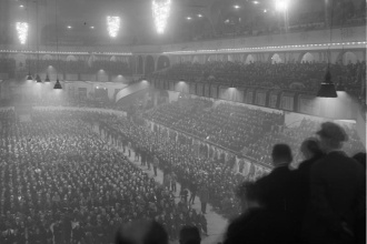 Eine Kundgebung der Eisernen Front im Berliner Sportpalast 1932